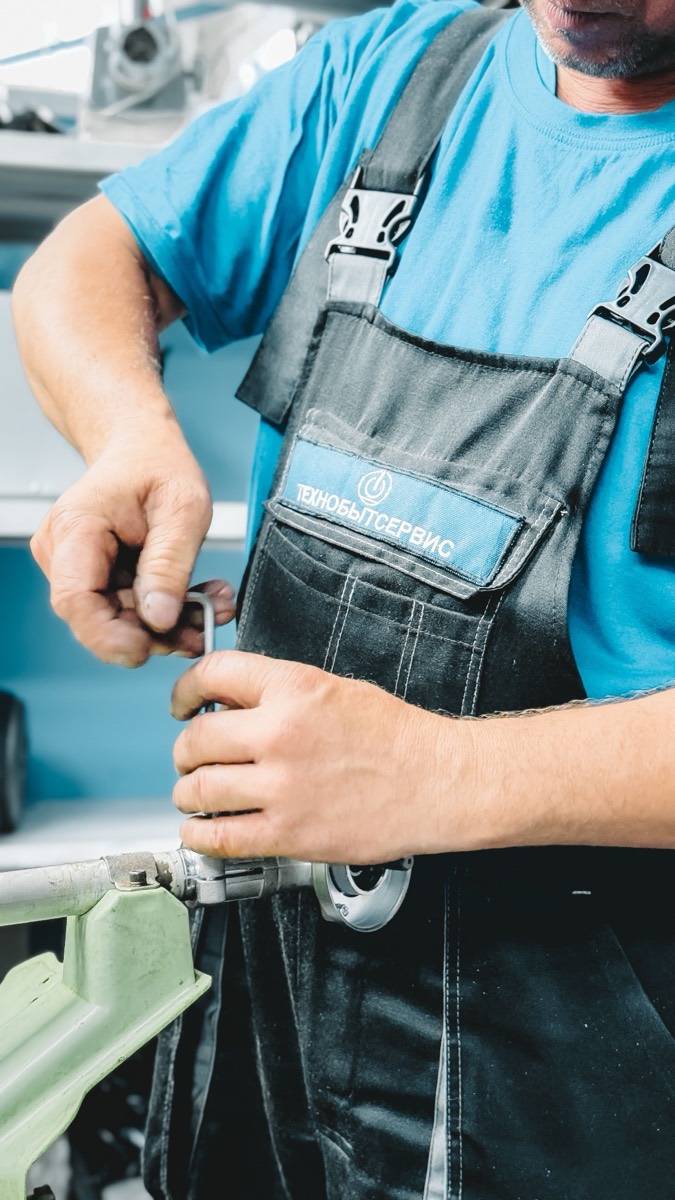 Artisan plombier travaillant sur une installation sanitaire
